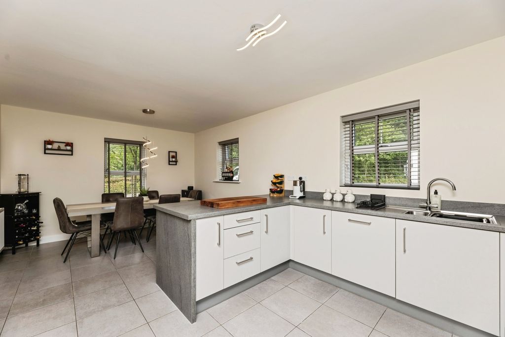 Property photo 3 of 32 Pbox-Img.Jpg