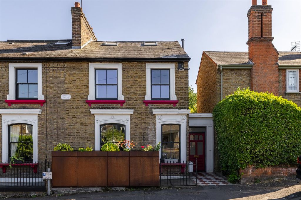 Property photo 2 of 54 Princes Road, Ig9