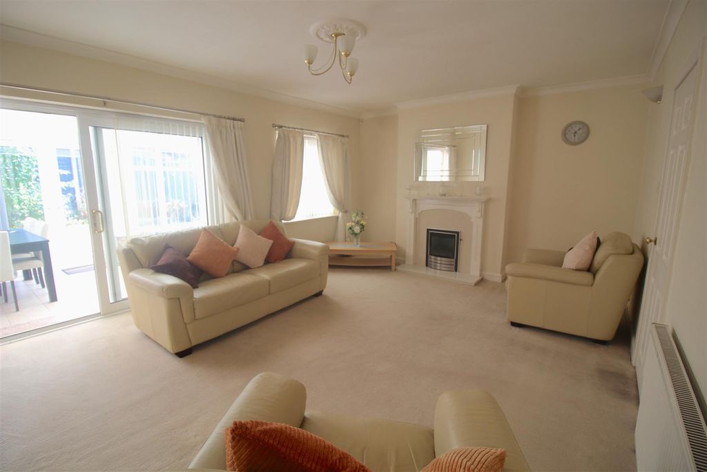 Property photo 2 of 14 Lounge
