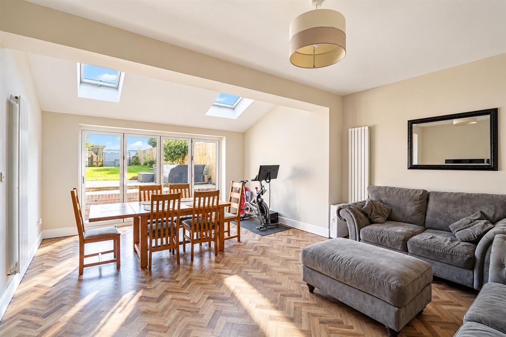 Property photo 1 of 23 39B229ba-6c8F-4B0A-Bc23-Efe0639Bb707.Png