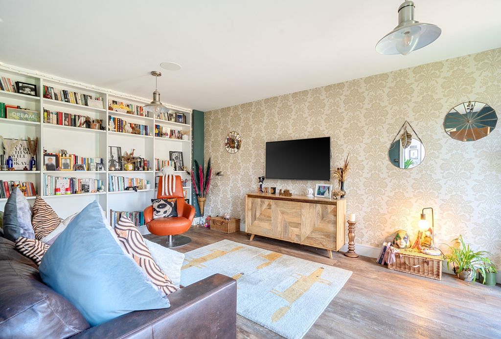 Property photo 2 of 23 Lounge