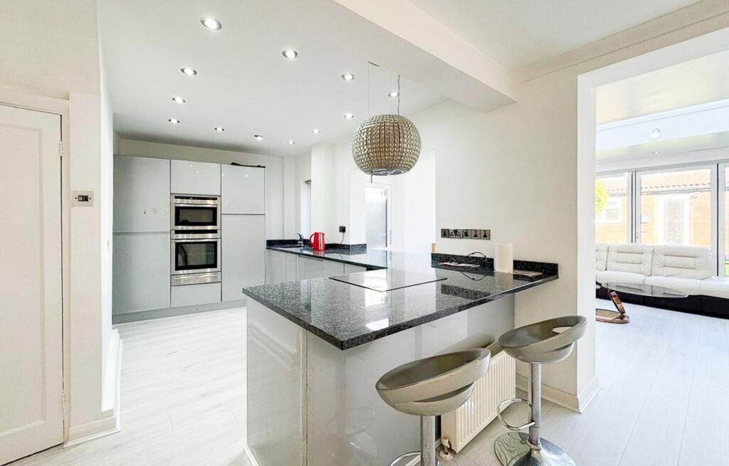 Property photo 2 of 12 Kitchen