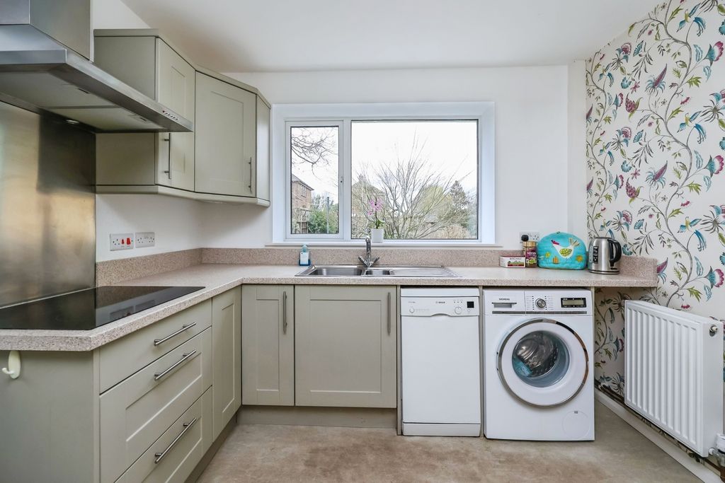Property photo 2 of 18 Fitted Kitchen