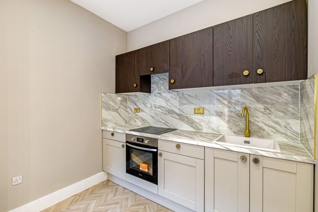 Property photo 2 of 13 110107_3A Ostade ...