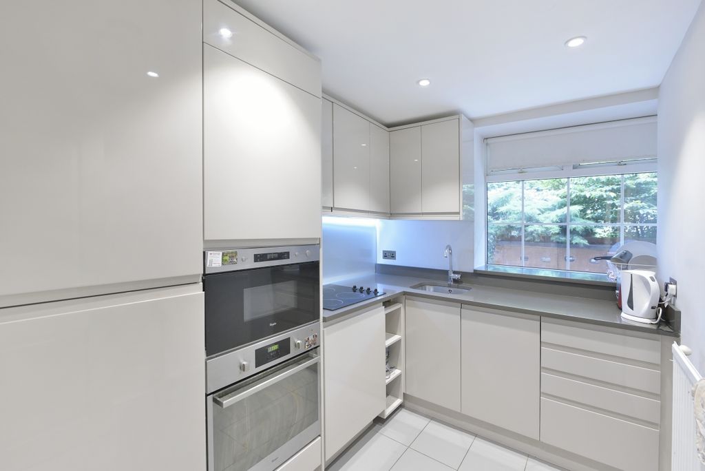 Property photo 2 of 11 Kitchen