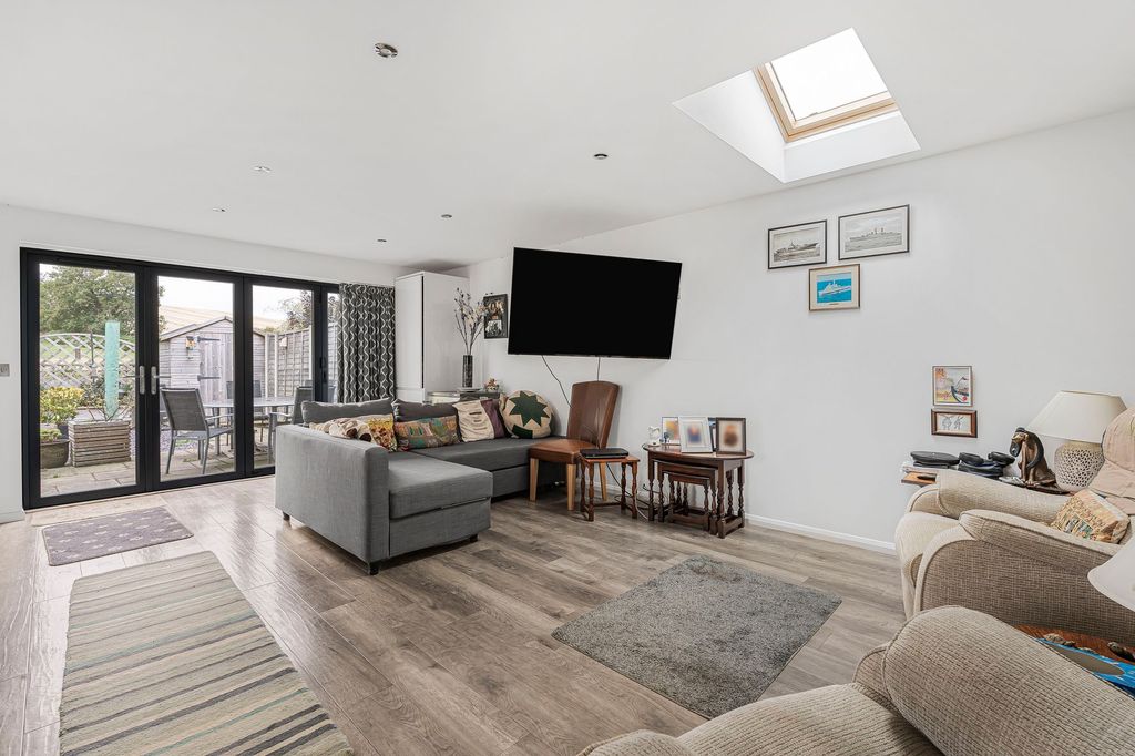 Property photo 2 of 20