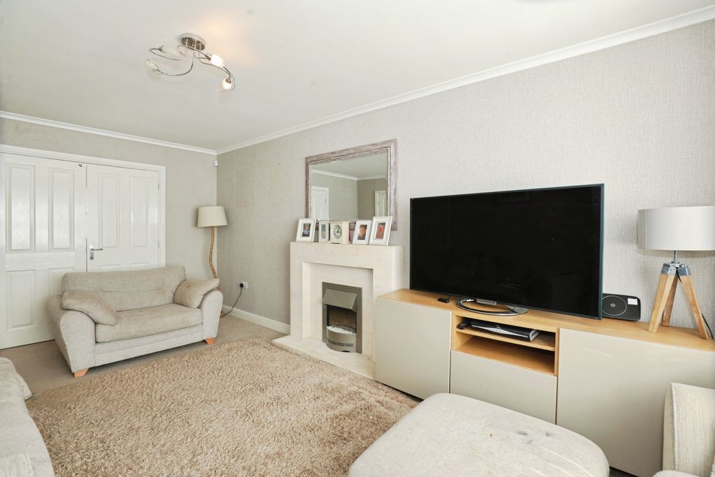 Property photo 3 of 20 Lounge