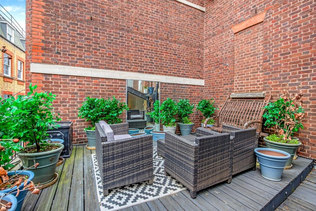 Property photo 3 of 39 Roof Terrace