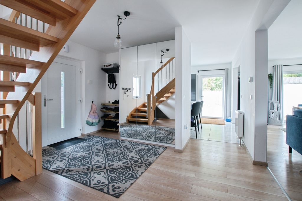 Property photo 2 of 18 Entrance Hall