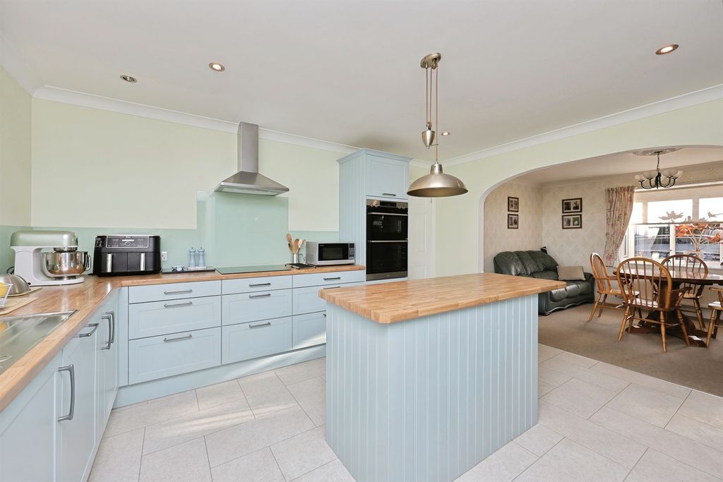 Property photo 2 of 35