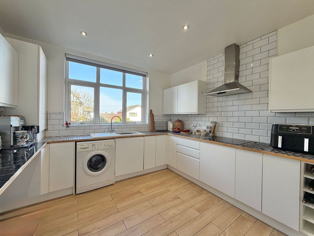 Property photo 3 of 14 Kitchen