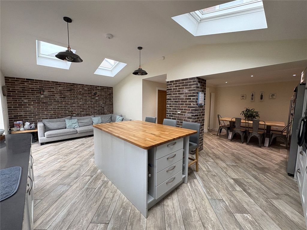 Property photo 2 of 38 Picture No. 32