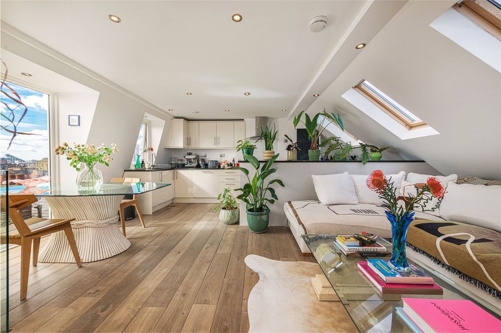 Property photo 1 of 18 Kitchen/Reception