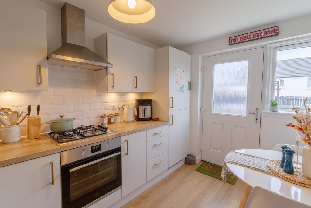 Property photo 2 of 21 Dining Kitchen
