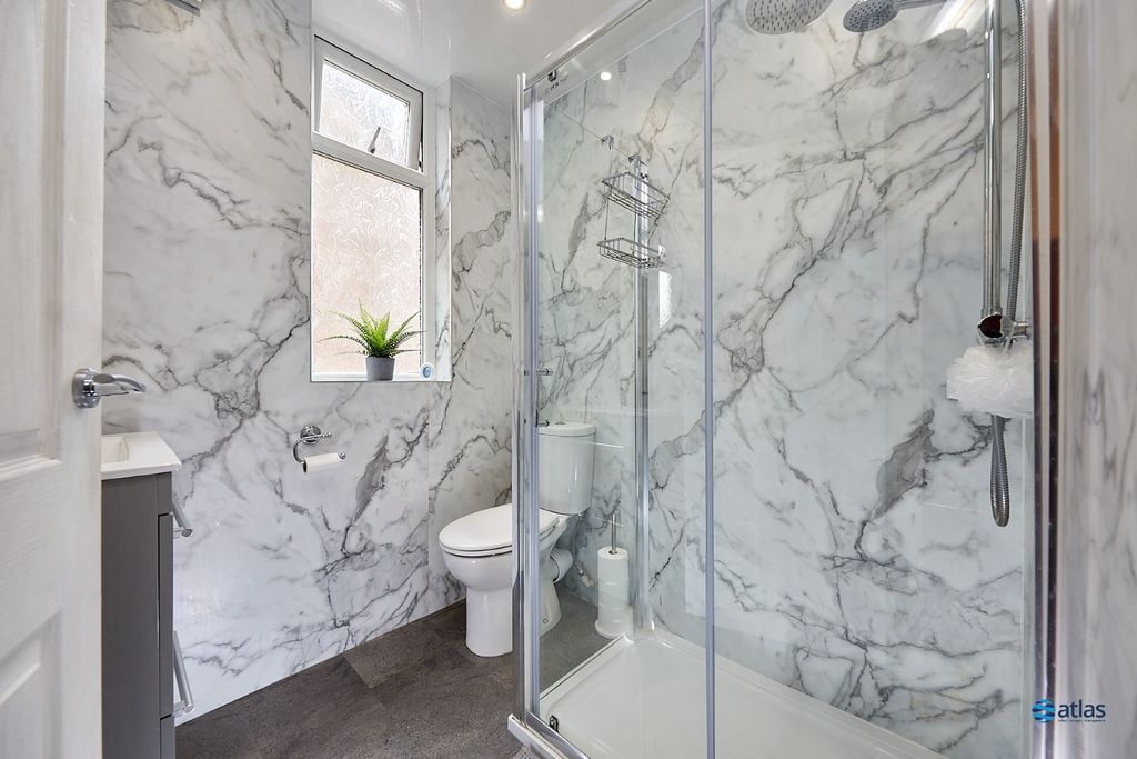 Property photo 3 of 17 Bathroom