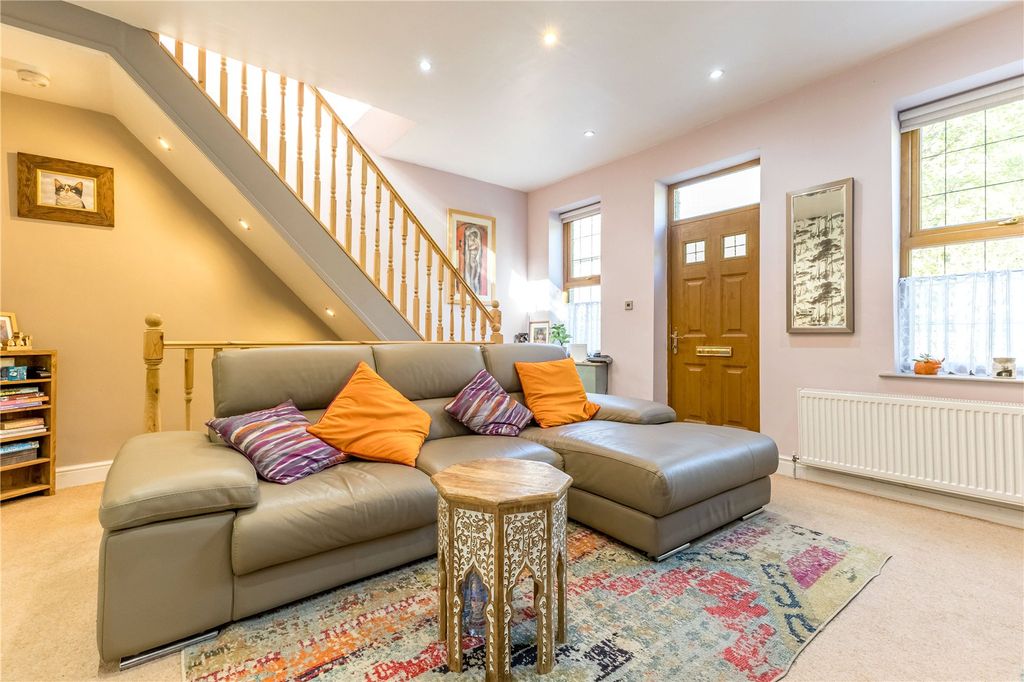 Property photo 3 of 17 Lounge