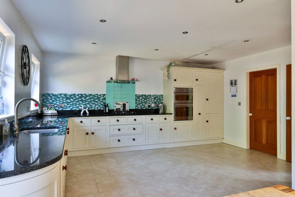 Property photo 2 of 22