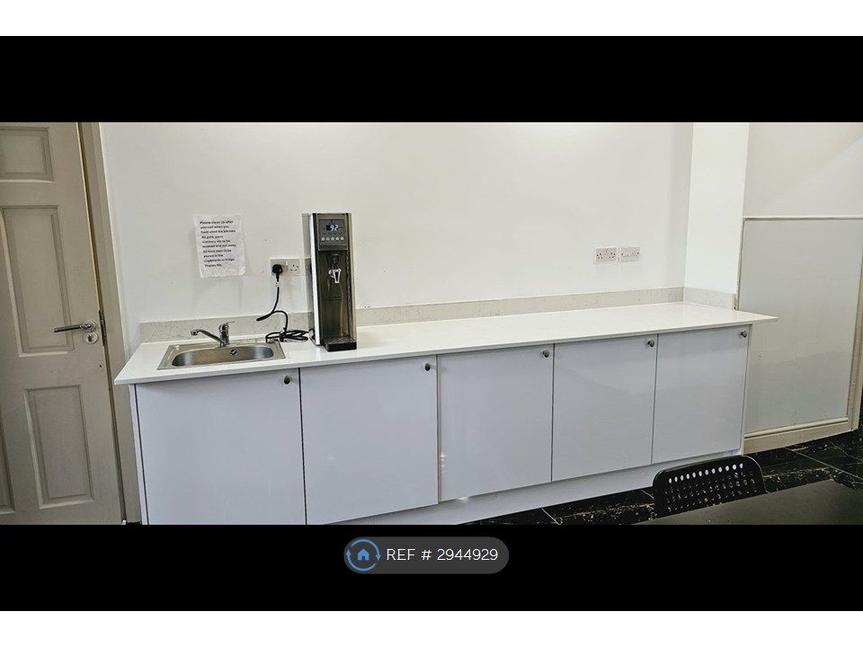 Property photo 3 of 6 Kitchen