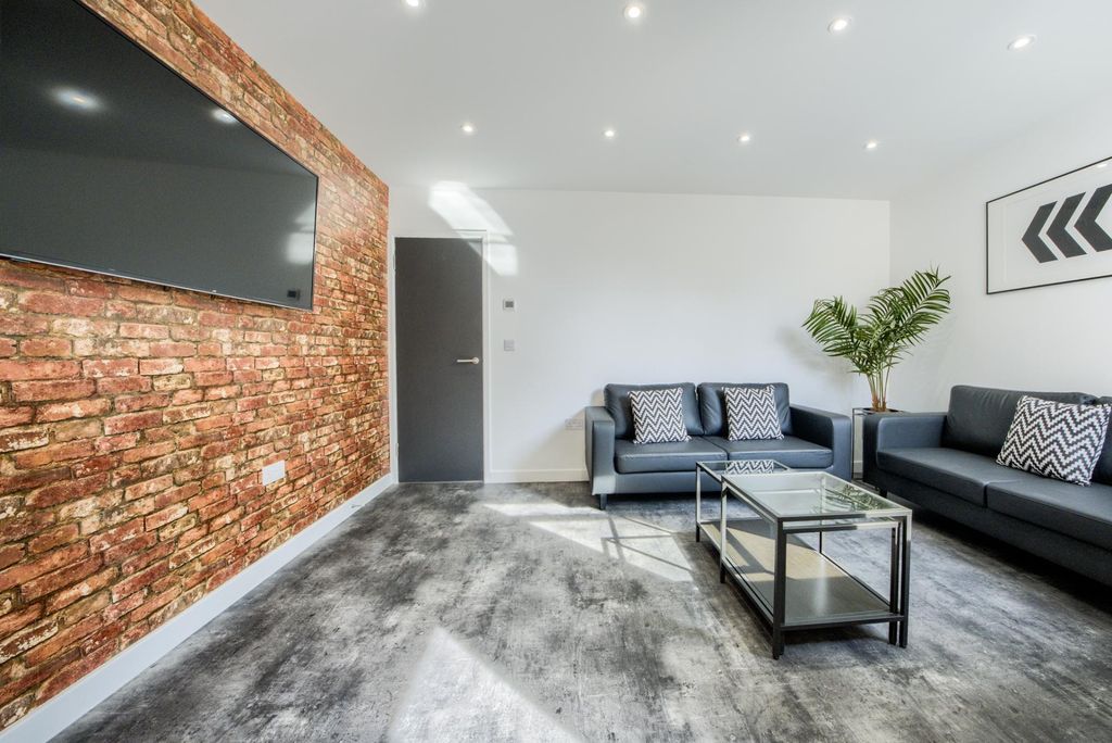 Property photo 3 of 21 Photo 2