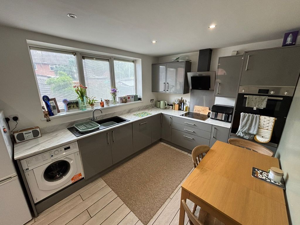 Property photo 3 of 8 Kitchen