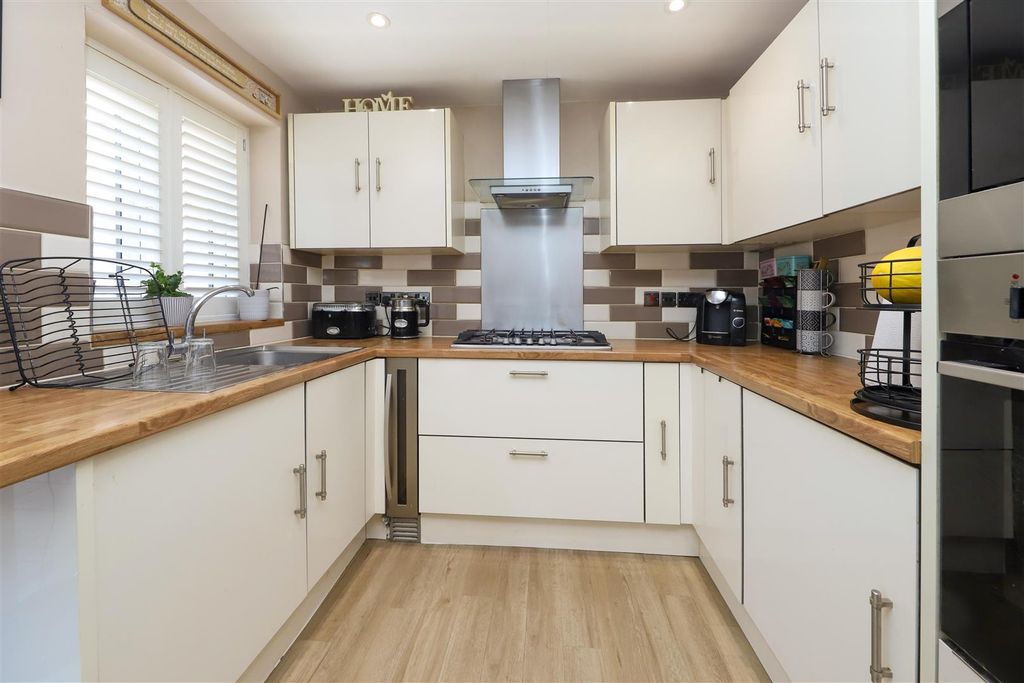 Property photo 2 of 12 Kitchen