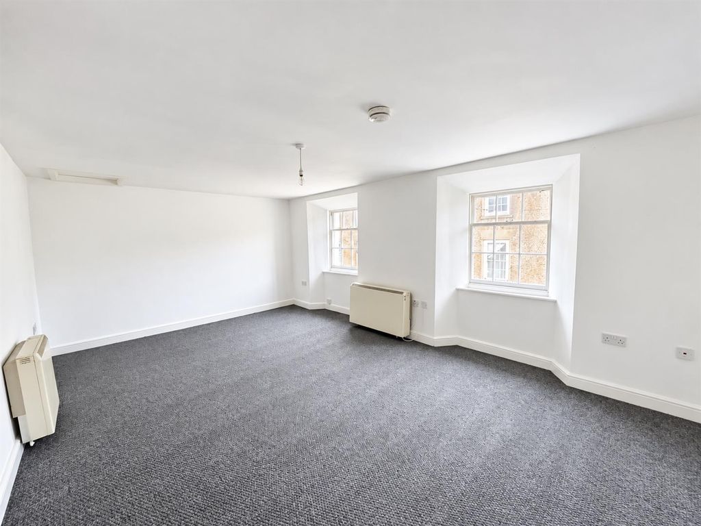 Property photo 3 of 10 Living Room (1/2)