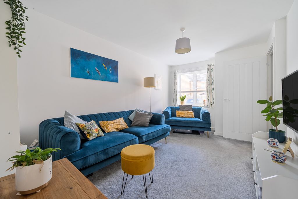 Property photo 2 of 21 Living Room