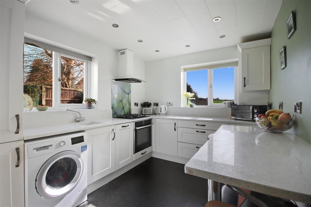 Property photo 3 of 19 Kitchen