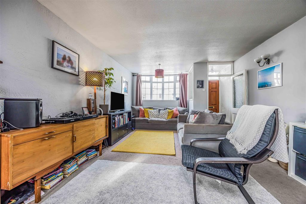 Property photo 2 of 14 153 Landguard Road, Southsea-Small-Porticomarketin