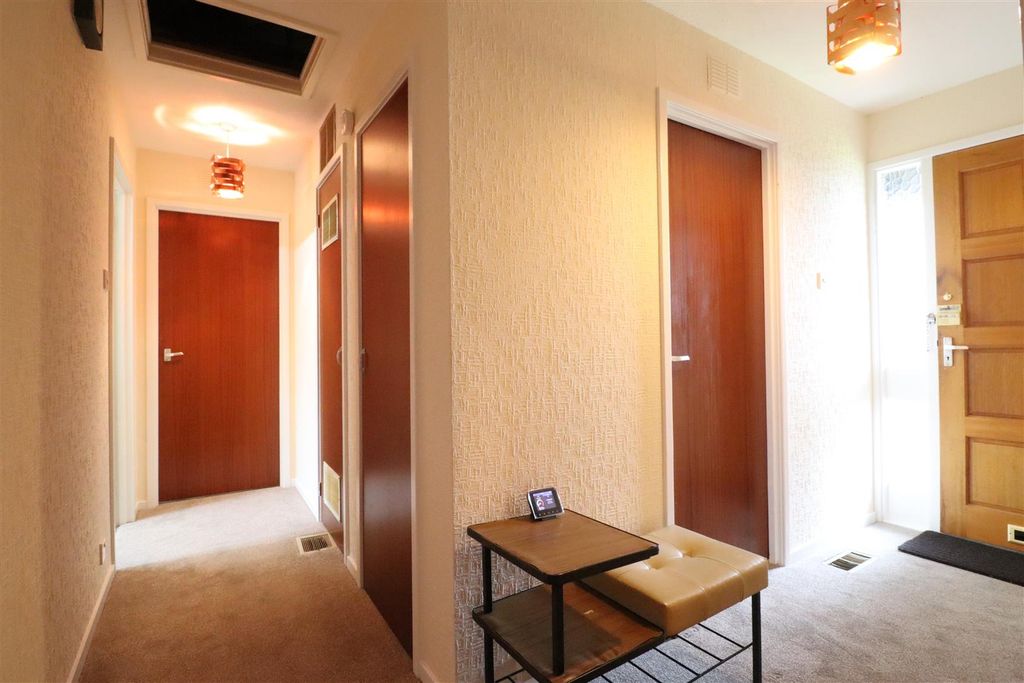 Property photo 3 of 37 Entrance Hall