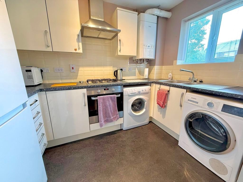 2 bed flat for saleStokers Close, Dunstable LU5 photo 5