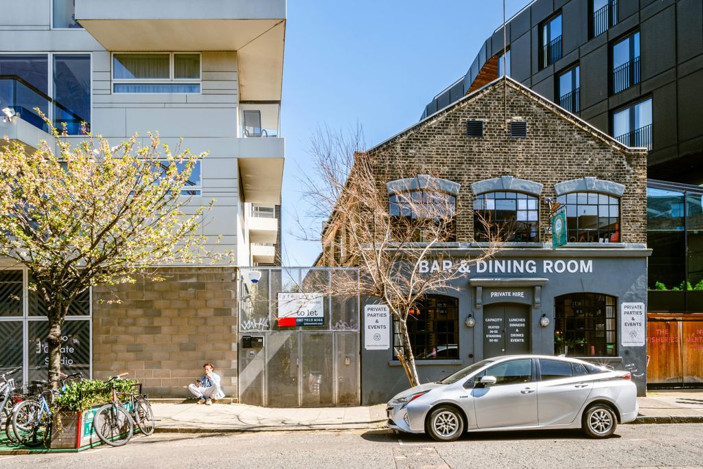 Property photo 1 of 20 Mentmore Terrace 3B New - 20.Jpg