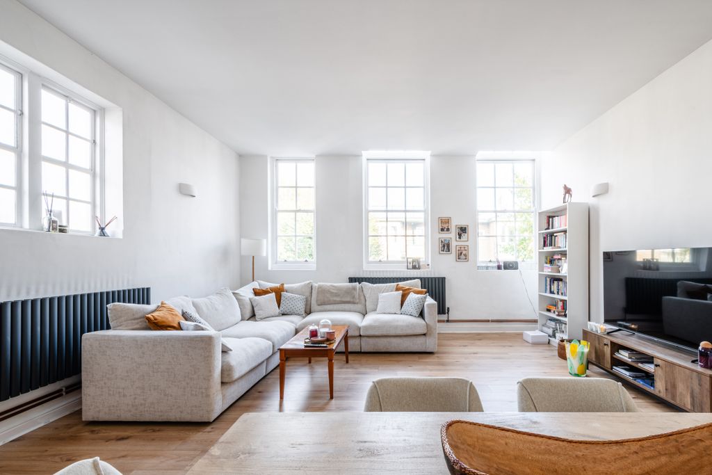 Property photo 3 of 11 Chessum Hse - 3