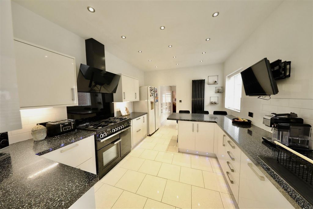 Property photo 2 of 33 Kitchen Diner