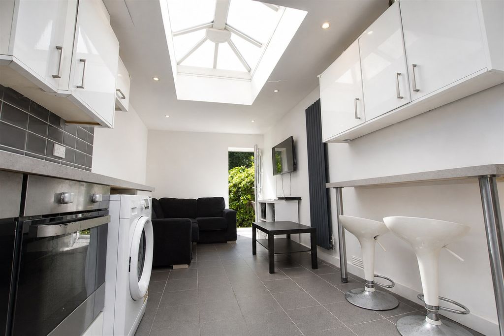Property photo 1 of 8 Kitchen