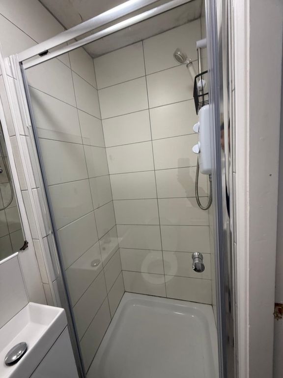 Property photo 2 of 7 Room 5 Ensuite