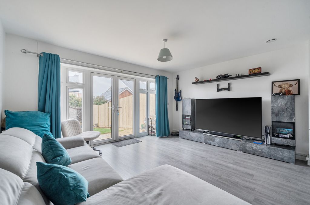 Property photo 2 of 28 1410113-11-698De2...