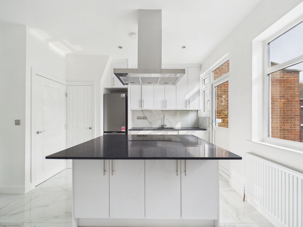 Property photo 3 of 16 Cam03750G0-Pr0093-Still003