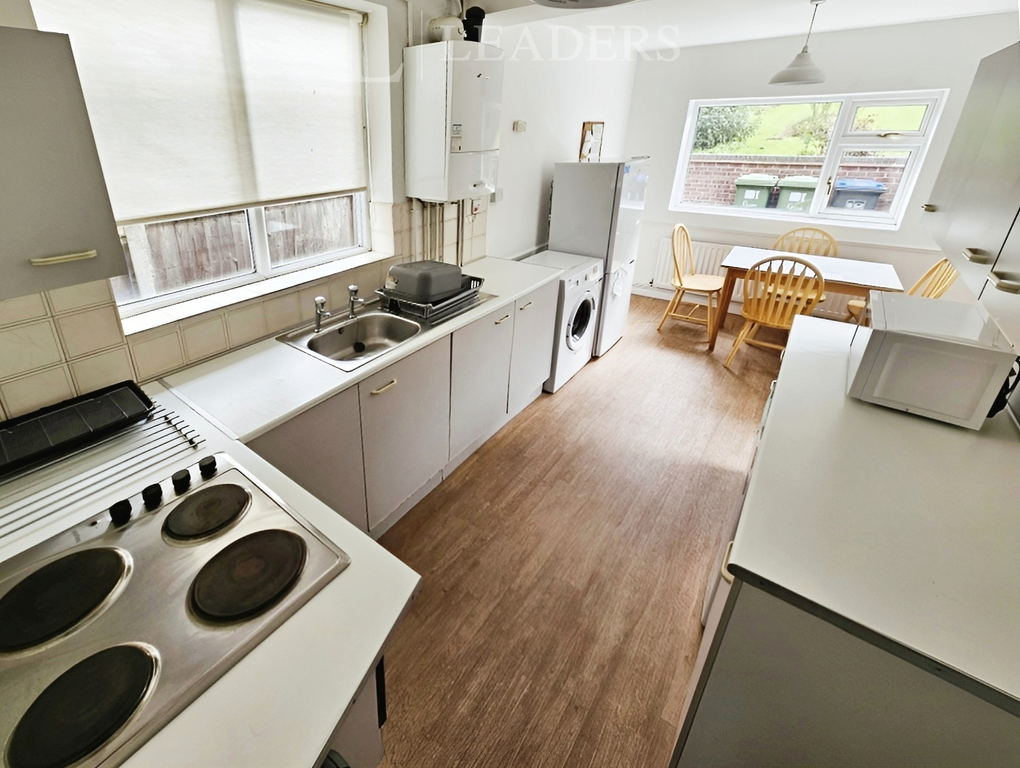 Property photo 2 of 9 Kitchen