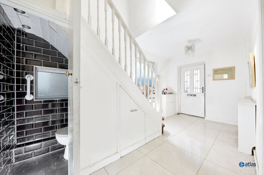 Property photo 2 of 15 Hallway / W.c