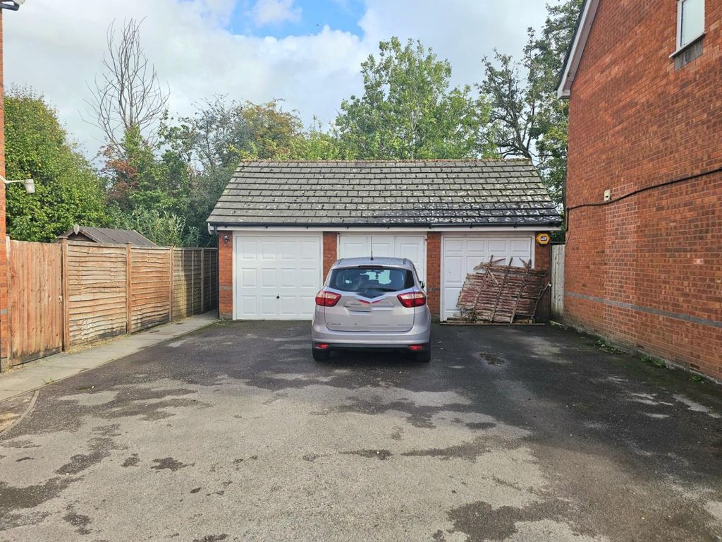 Property photo 2 of 17 81 Woodlands Road.Jpg