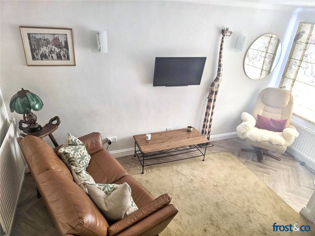 Property photo 2 of 19 Lounge