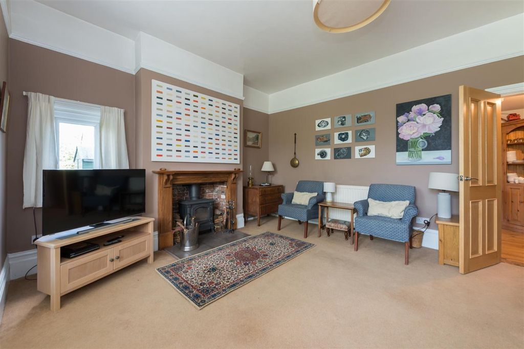 Property photo 3 of 28