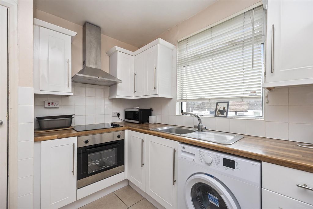 Property photo 3 of 17 Kitchen