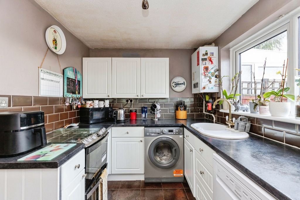 Property photo 3 of 10 Kitchen