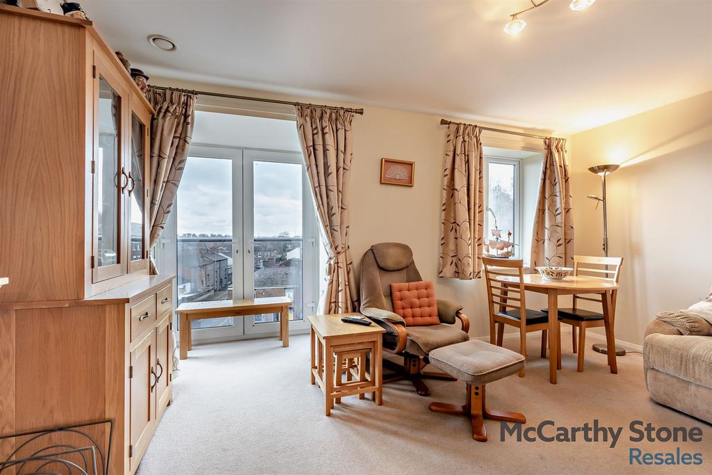 Property photo 2 of 23 8679393-Interior19-800.Jpg