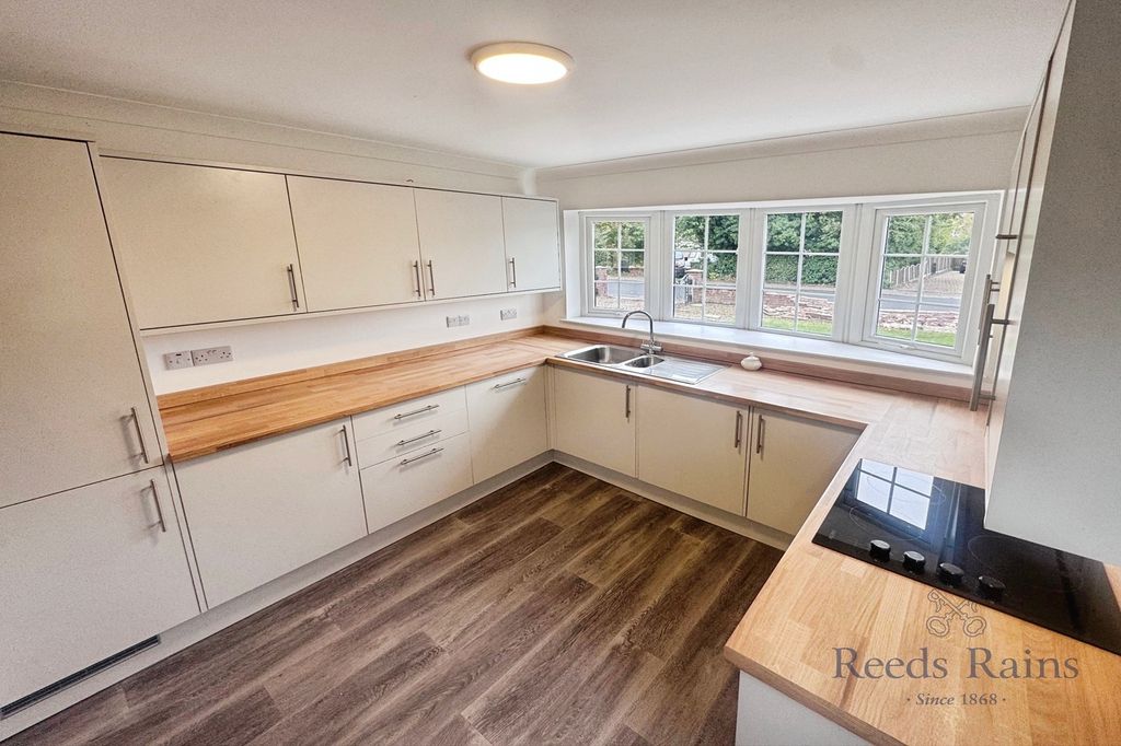 Property photo 2 of 31 Kitchen