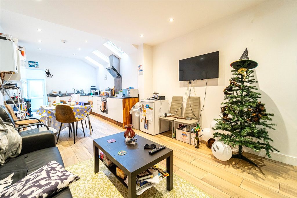 Property photo 2 of 16 Picture No. 18