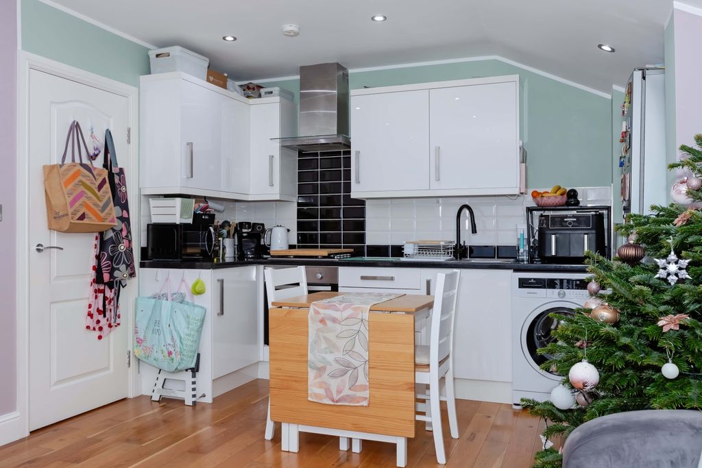 Property photo 3 of 14 Chapel Rd_4