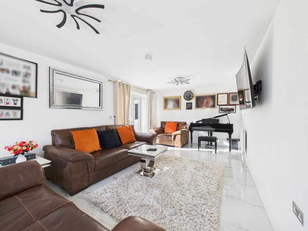 Property photo 3 of 22 Lounge